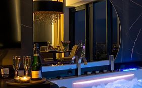Urban Apartments Golden Royal, Jacuzzi By The Window, Chilled Prosecco, Ps5 - Free Garage